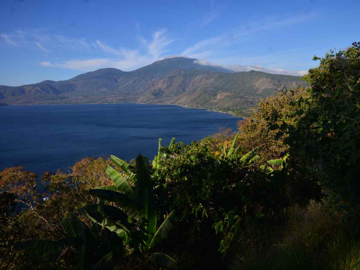 Mirador panorámico con vista espectacular hacia el vasto Lago de Coatepeque y sus colinas circundantes.
