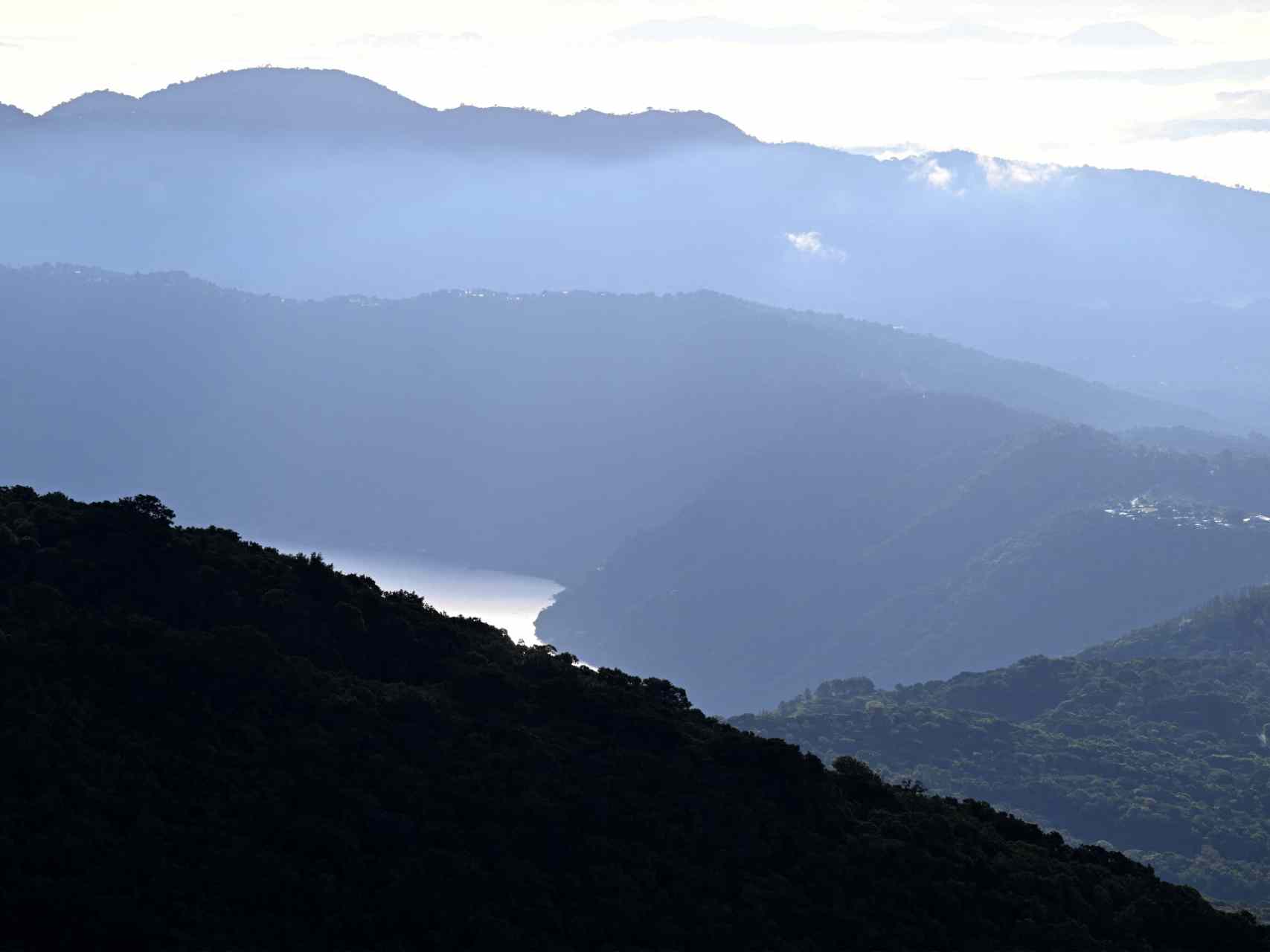 Amanecer sobre el Lago de Coatepeque iluminado por los primeros rayos de sol, visto desde la cumbre del volcán Izalco.