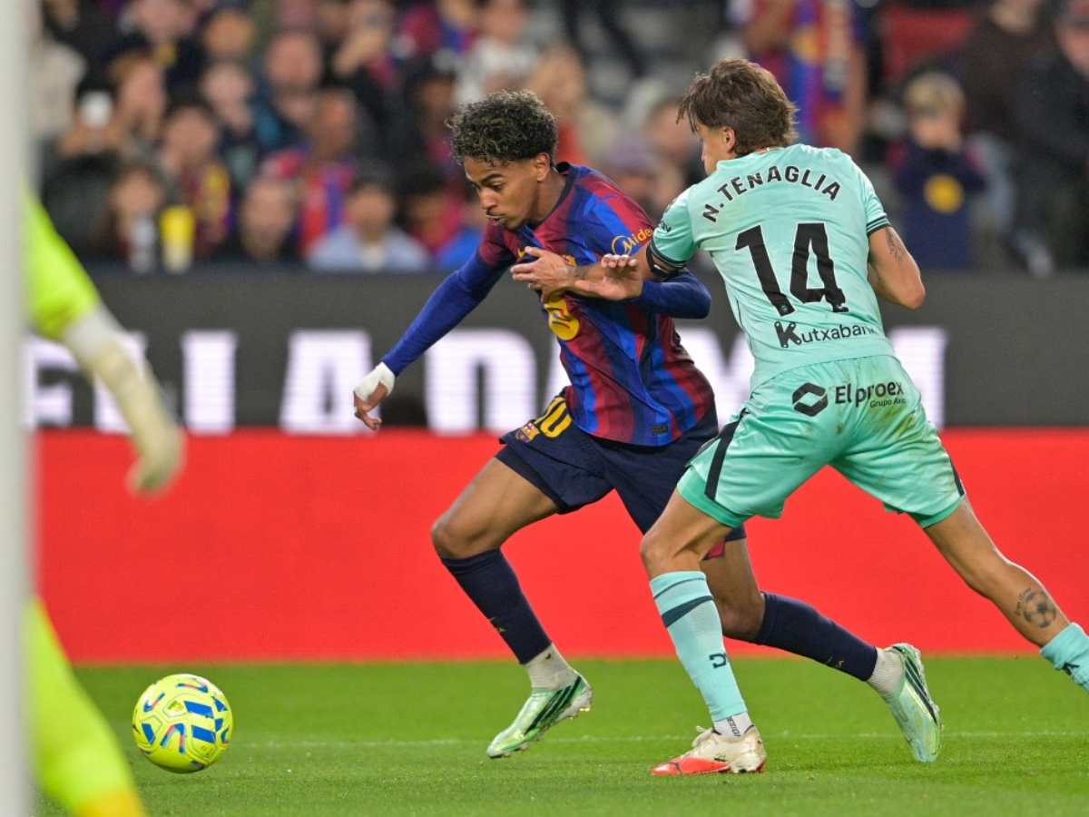 ​​Lamine Yamal, número 10, corre con el balón durante el partido de la liga española entre el FC Barcelona. Foto: AFP