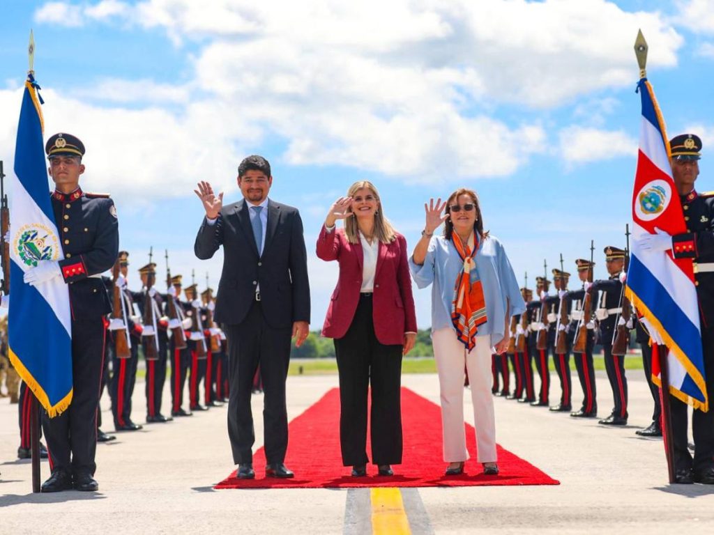 La presidenta costarricense Laura Fernández llegó a El Salvador