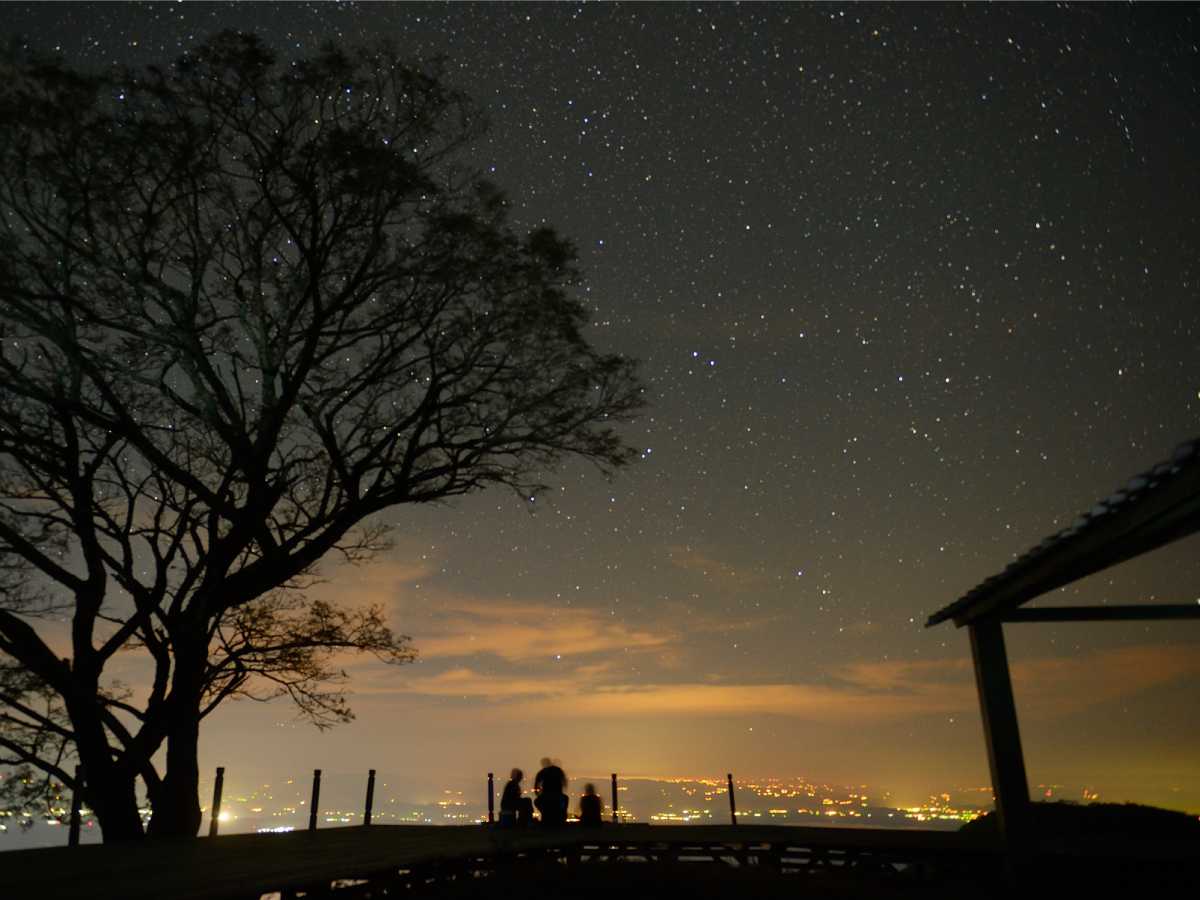 Cielo nocturno completamente negro y estrellado sobre el paisaje del volcán Conchagua.