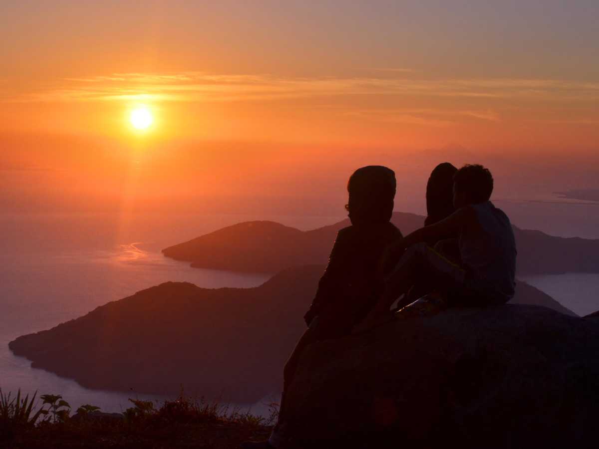Vista de la cumbre verde del volcán a más de 1,200 metros de altura sobre el nivel del mar.