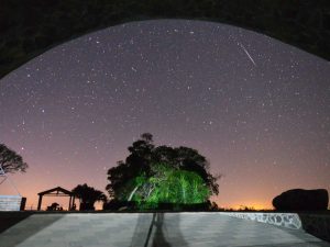Cima del Volcán de Conchagua bajo un cielo estrellado en La Unión, El Salvador.