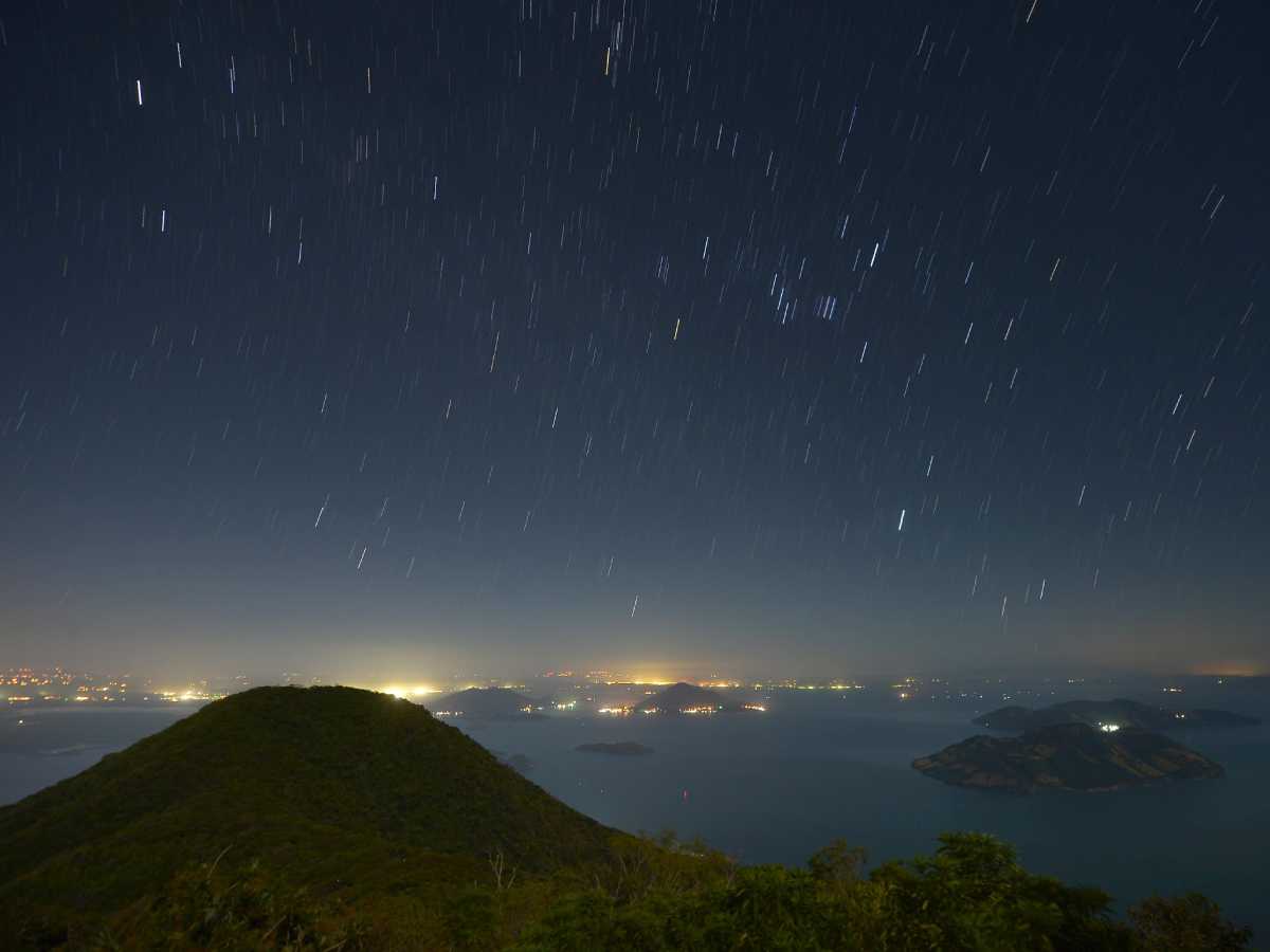 Panorámica nocturna del horizonte del Golfo de Fonseca desde las alturas de la montaña.