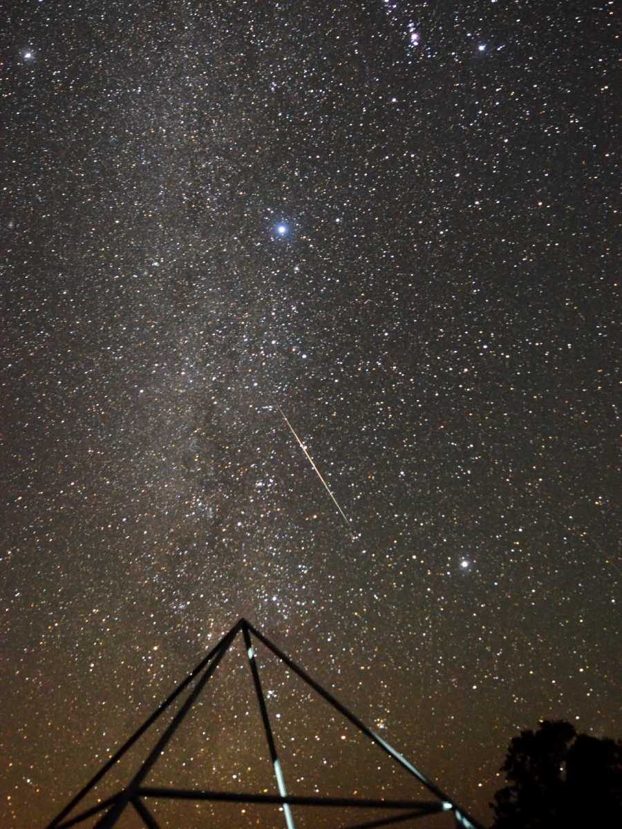 Vista nocturna de un cielo oscuro y despejado lleno de estrellas desde la cima del Volcán de Conchagua.