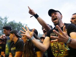 Los fans de la banda británica de heavy metal Iron Maiden durante su actuación en la 35ª