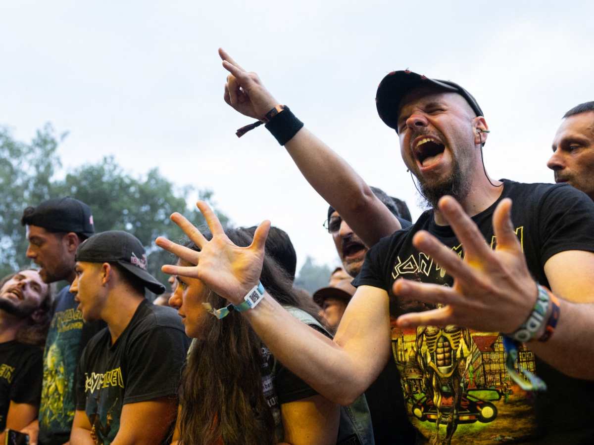 Los fans vitorean a la banda británica de heavy metal Iron Maiden durante su actuación en la 35ª edición del festival de música "Eurockeennes de Belfort"