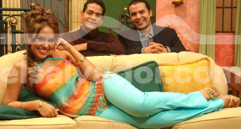 Luciana Sandoval presenta en el foro de televisión junto a los conductores Jonás Herrera y Edwing Hidalgo.