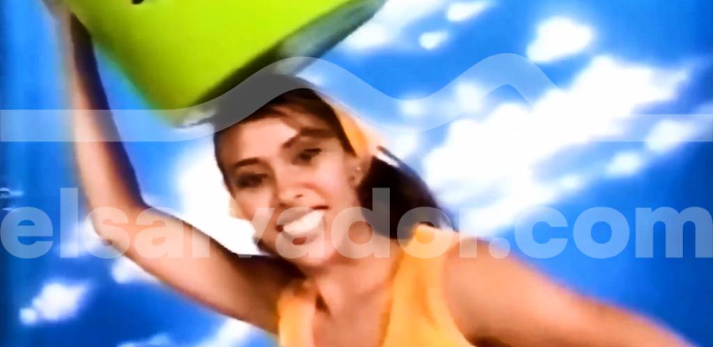 Fotografía publicitaria de archivo de los años noventa donde se muestra a Luciana Sandoval como imagen de una campaña promocional.