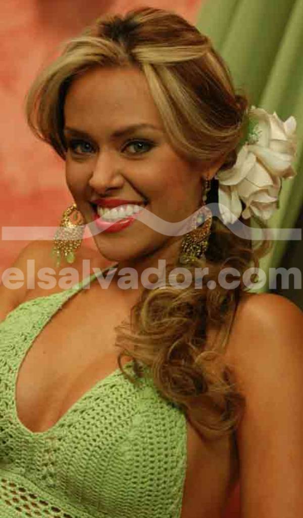 Luciana Sandoval posa luciendo un atuendo fresco y juvenil durante una presentación de televisión.
