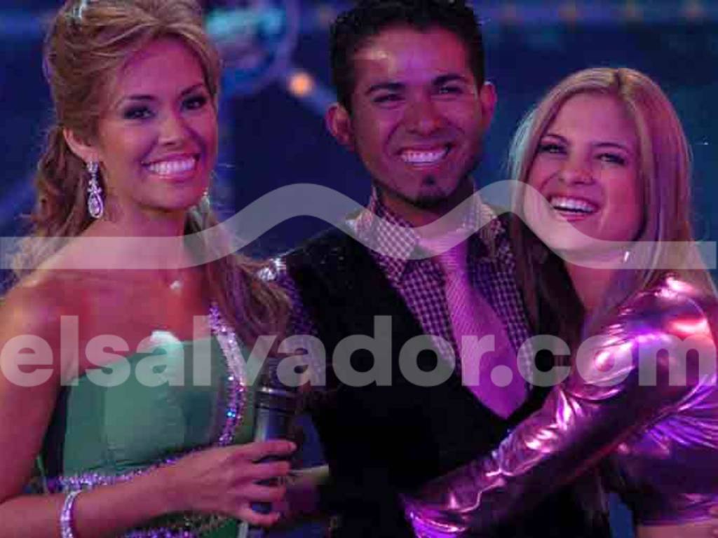 Luciana Sandoval en el escenario de producción durante la conducción del programa de concursos Bailando por un sueño.
