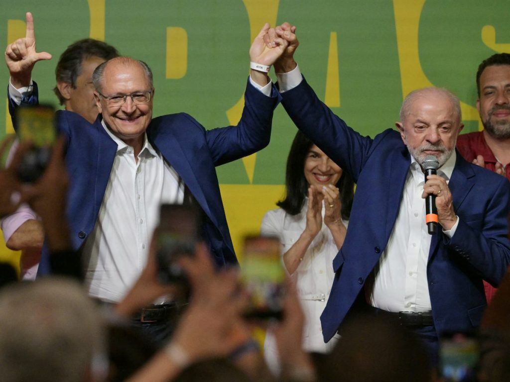 El presidente de Brasil y candidato a la reelección por el Partido de los Trabajadores (PT), Luiz Inácio Lula da Silva (derecha), se dirige a sus seguidores acompañado por el vicepresidente Geraldo Alckmin (izquierda) tras conocerse los resultados parciales de las elecciones presidenciales celebradas en São Paulo, Brasil, el 4 de octubre de 2026.