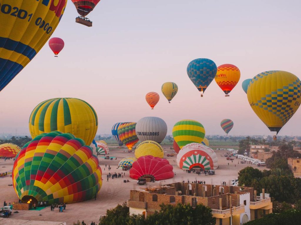 Los paseos en globo aerostático sobre Luxor, Egipto, ofrecen vistas espectaculares del desierto del Sahara al amanecer.