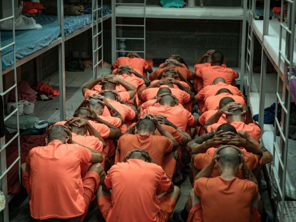 Costa Rica trasladó a los primeros 123 presos a su megacárcel inspirada en el Cecot de Nayib Bukele. Los reclusos ingresaron rapados y con uniformes naranja.