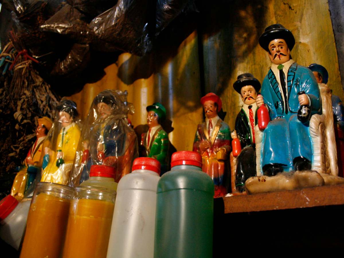 Esencias con nombres como “Atrapa hombre” y “Quiéreme siempre” forman parte de los curiosos productos esotéricos del Mercado Central de San Salvador.
