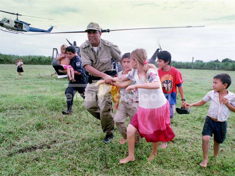 1. Las intensas lluvias del huracán Mitch provocaron inundaciones y el desbordamiento de ríos en distintas zonas de El Salvador a finales de octubre de 1998. Foto: Archivo EDH.