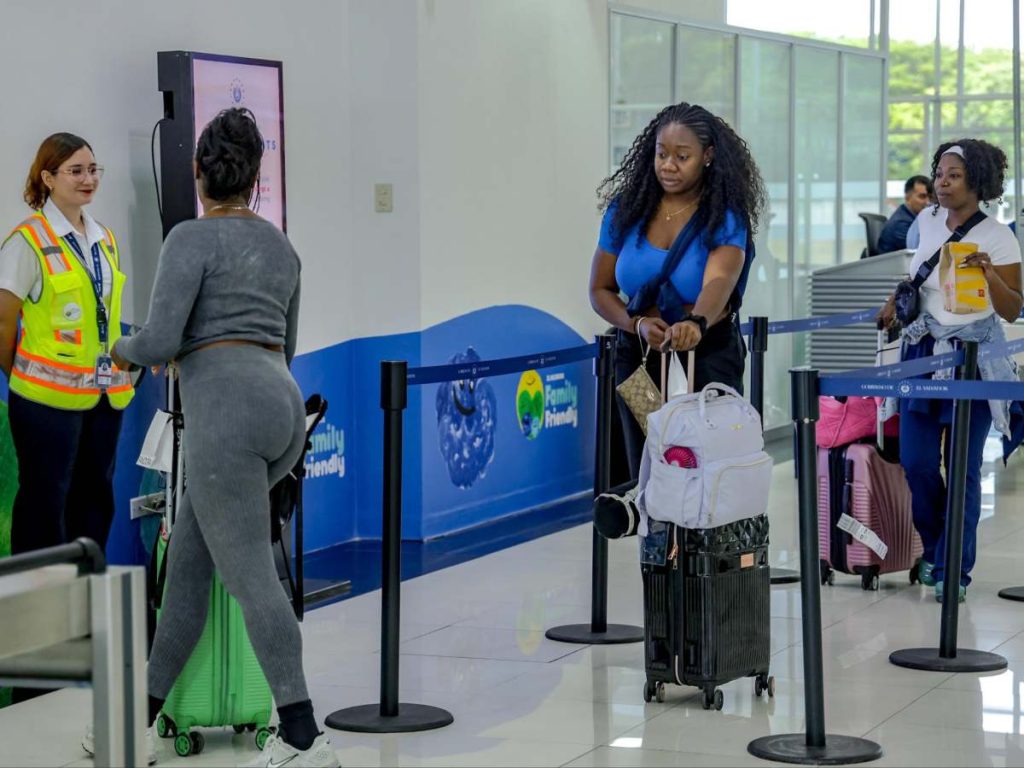 Las nuevas medidas buscan reducir las revisiones adicionales y ofrecer una experiencia más cómoda a quienes viajan desde El Salvador.