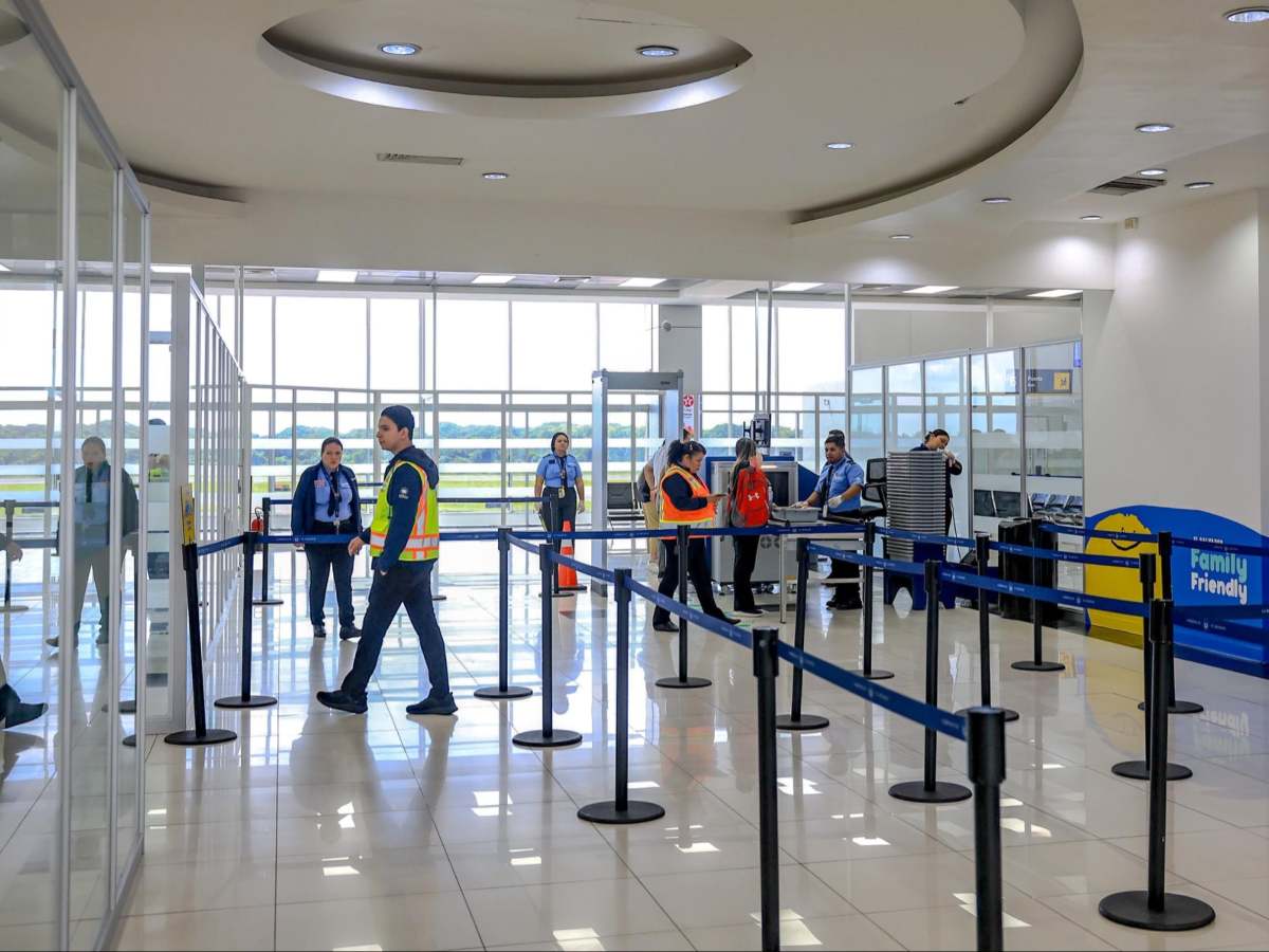 La renovación de las salas incluye nuevas luminarias, bancas y mejoras en los pisos para brindar mayor comodidad a los usuarios.
