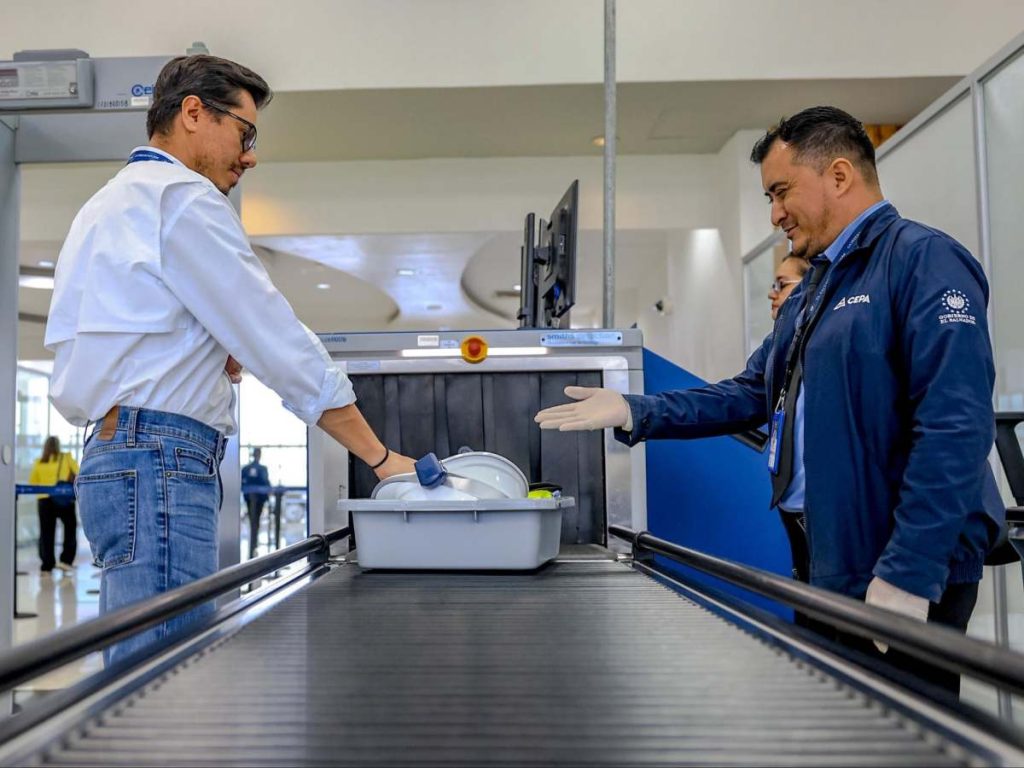 El Aeropuerto Internacional de El Salvador moderniza sus controles de seguridad para facilitar el desplazamiento de los viajeros hacia las salas de abordaje.