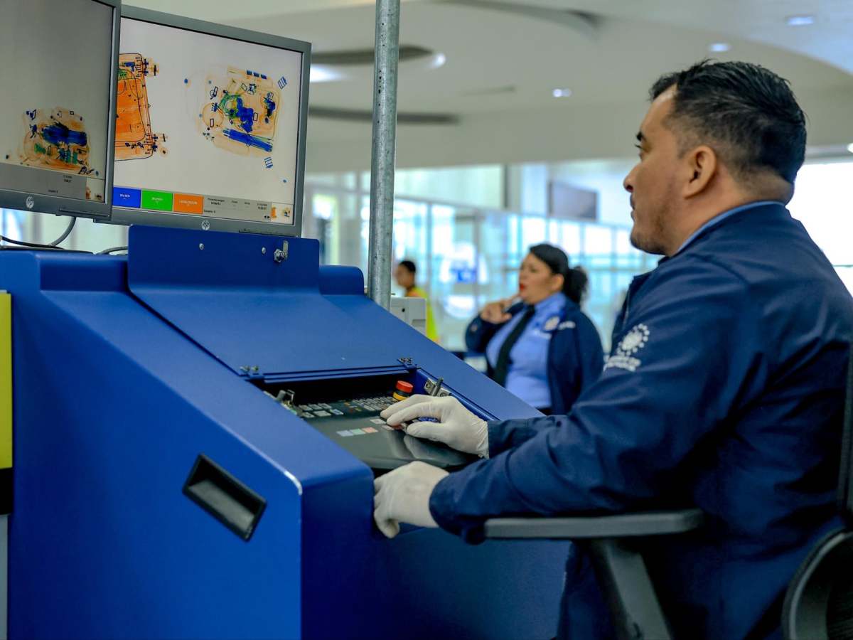 1: El Aeropuerto Internacional de El Salvador estrenó un nuevo sistema de seguridad que permite agilizar el paso de pasajeros en las salas de espera de la 2 a la 6.
