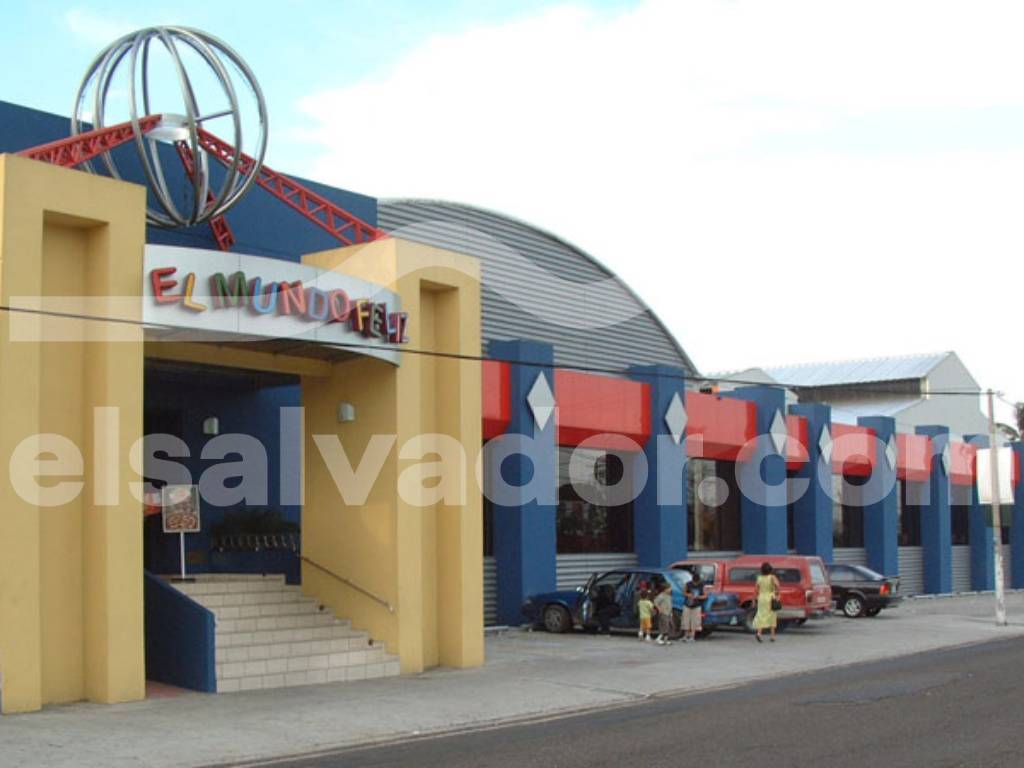 Vista exterior de la fachada principal del parque de diversiones tras sus obras de remodelación.