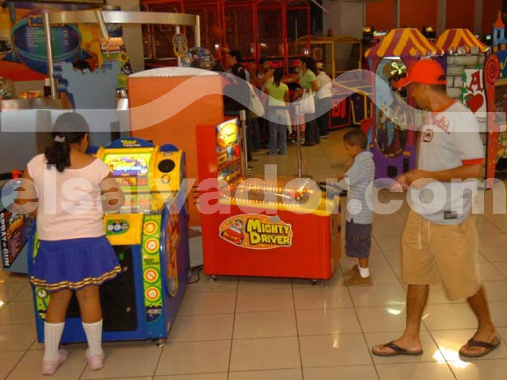 Muestrario visual de los emblemáticos juegos y atracciones disponibles para todas las edades dentro del parque.
