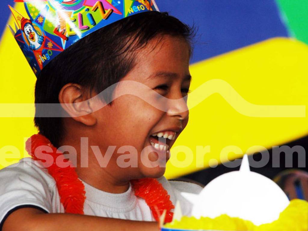 Fotografía nostálgica del parque de diversiones bajo techo El Mundo Feliz durante su época de esplendor en El Salvador.