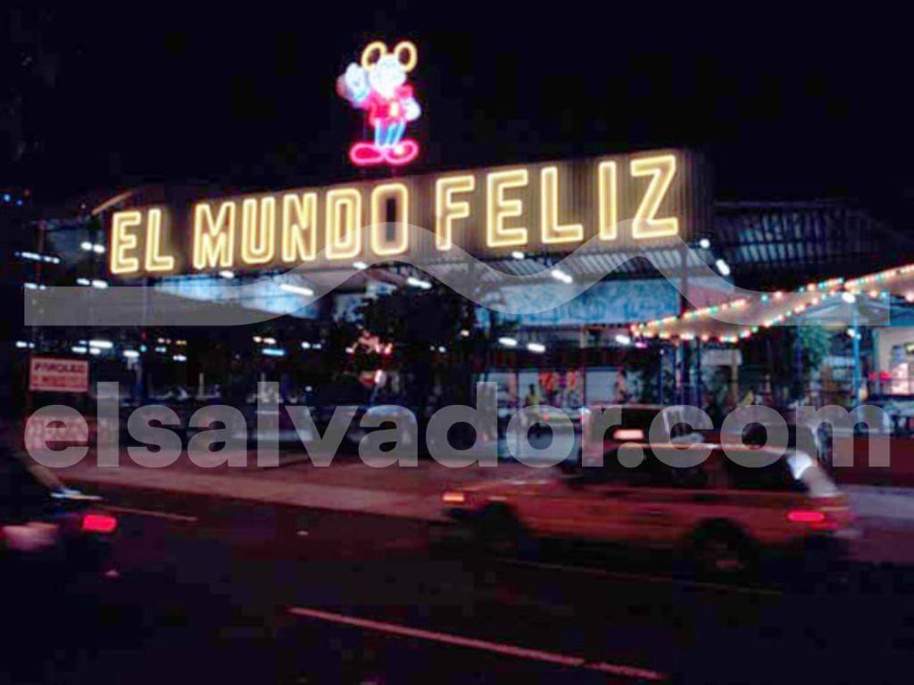 Vista del parque temático El Mundo Feliz ubicado sobre el bulevar de los Héroes en la ciudad de San Salvador.