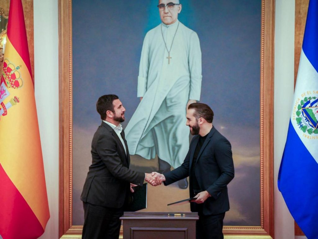 El presidente Nayib Bukele anunció una inversión privada de $2,900 millones de la empresa española Cox Energy.