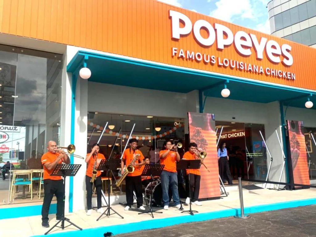 El nuevo restaurante de Popeyes en Los Héroes cuenta con autoservicio para vehículos y áreas de comedor.