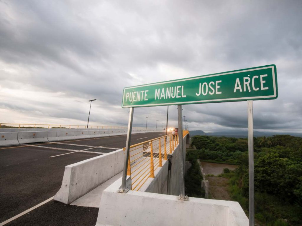 Con una inversión de $32 millones, El Salvador construyó el nuevo puente Manuel José Arce, que cuenta con cuatro carriles y 420 metros de longitud. Foto