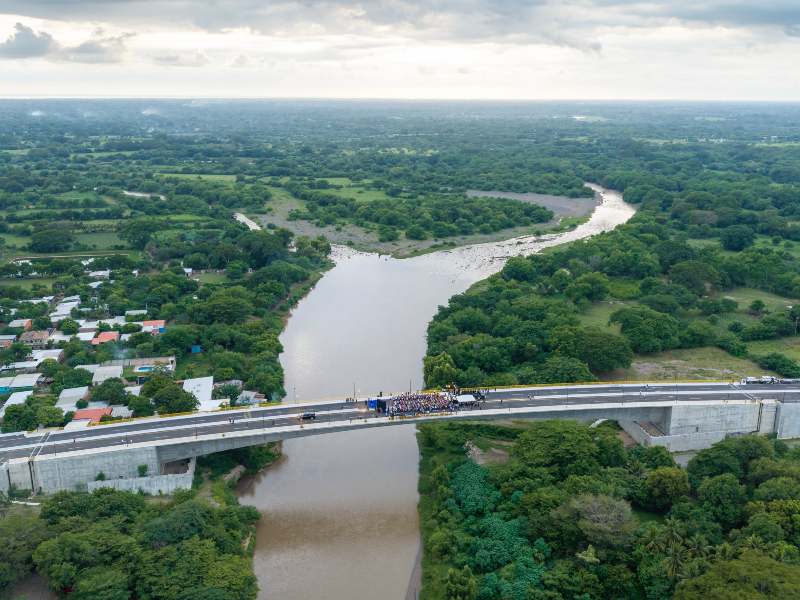 El nuevo puente binacional Manuel José Arce conecta El Salvador y Guatemala por la frontera de La Hachadura y busca agilizar el tránsito vehicular. Foto/ Cortesía