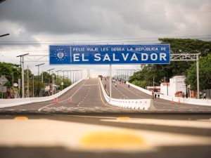 El nuevo puente Manuel José Arce conecta El Salvador y Guatemala a través de la frontera de La Hachadura y cuenta con cuatro carriles para facilitar el tránsito vehicular.