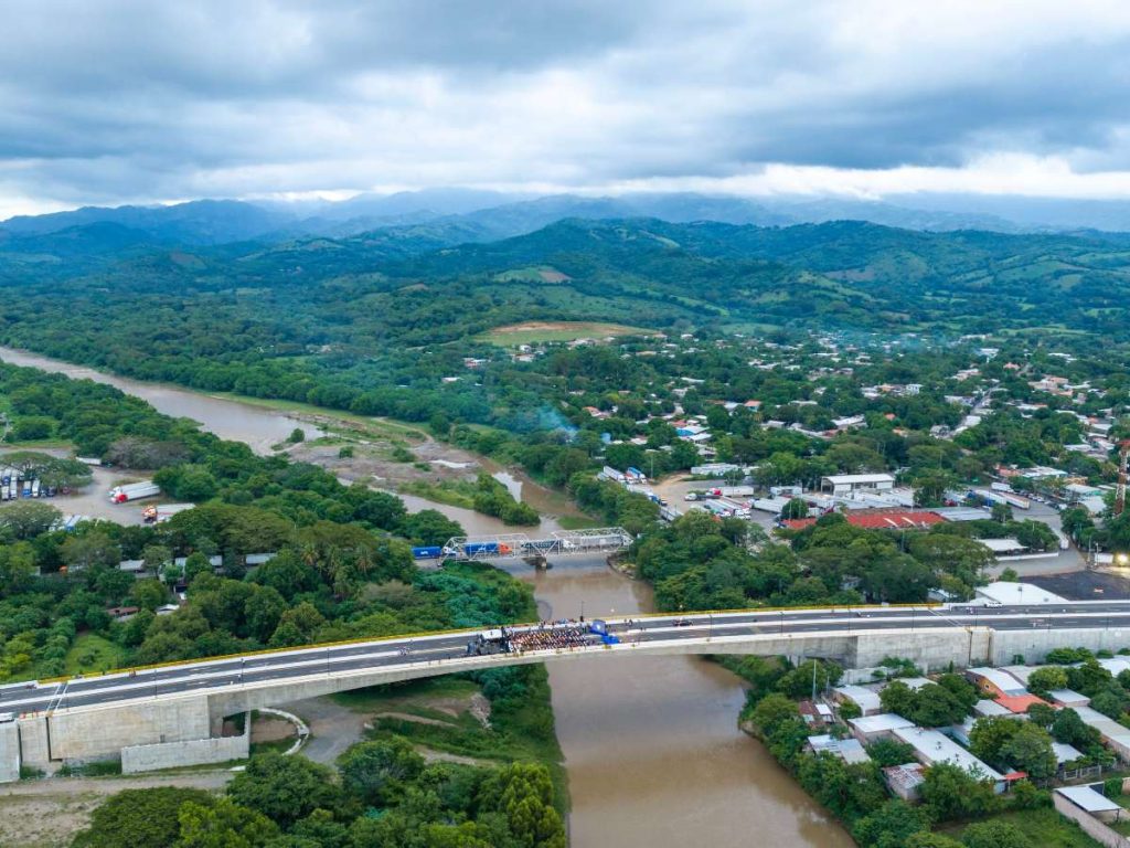 El nuevo puente binacional General Manuel José Arce tiene 420 metros de longitud y fue construido sobre el río Paz, entre El Salvador y Guatemala. Foto: Cortesía.