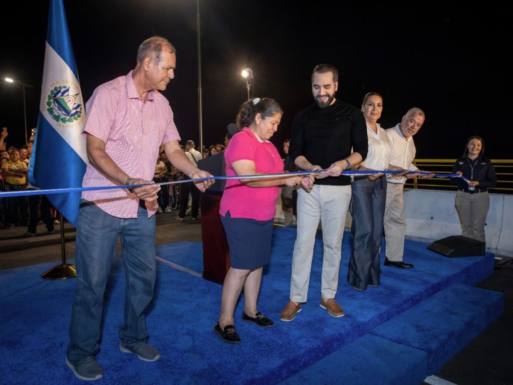 Habitantes de La Hachadura participaron en la inauguración del nuevo puente fronterizo, encabezada por el presidente Nayib Bukele el 14 de octubre de 2026. Foto: Cortesía.