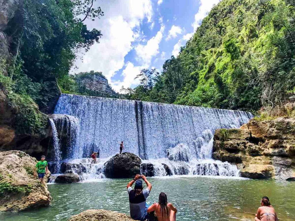 La cascada Río La Planta, en Puerto Rico, es uno de los atractivos naturales que invitan a descubrir la riqueza paisajística de la isla.