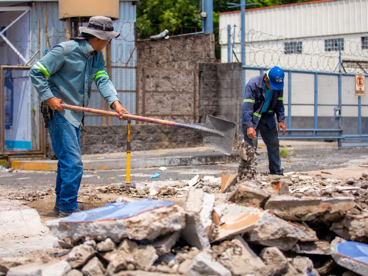Soyapango - Avenida-Cuba - retiro-cerámica - aceras - obstáculos - portón-metálico - revitalización - espacios-públicos - infraestructura-peatonal - San-Salvador-Este - calles - recuperación-espacios