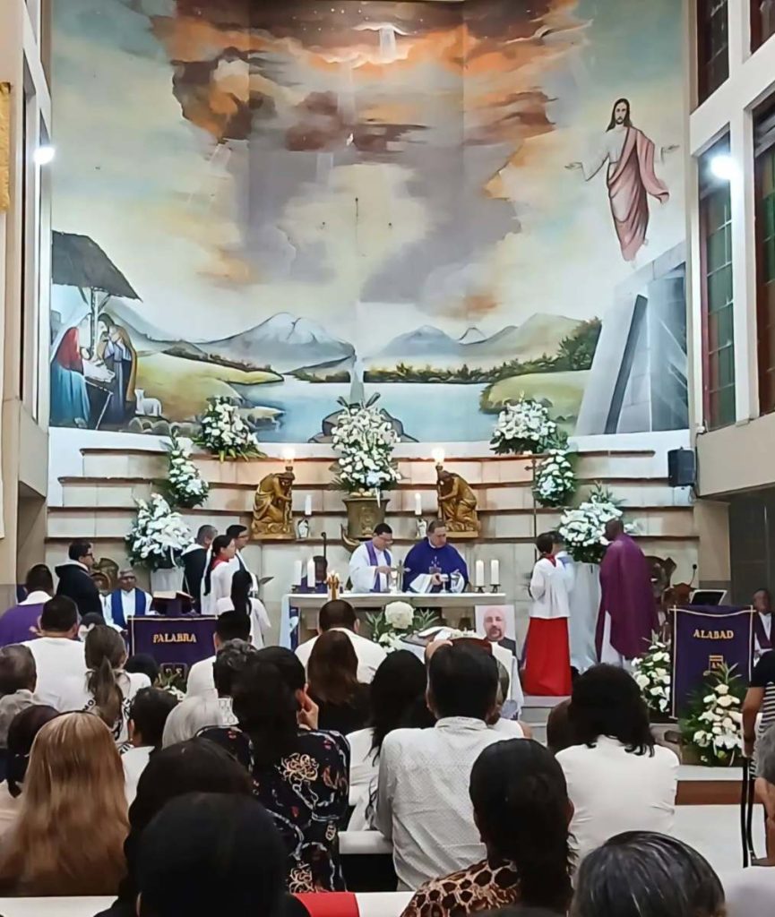 Feligreses y autoridades religiosas despidieron al padre Patricio Sánchez Molinari en la iglesia donde ocurrió la tragedia. Foto: Arquidiócesis de Guayaquil/Facebook.