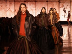 Anthony Vaccarello deja Saint Laurent tras una década al frente de la firma, etapa en la que reforzó su identidad e influencia en la moda.