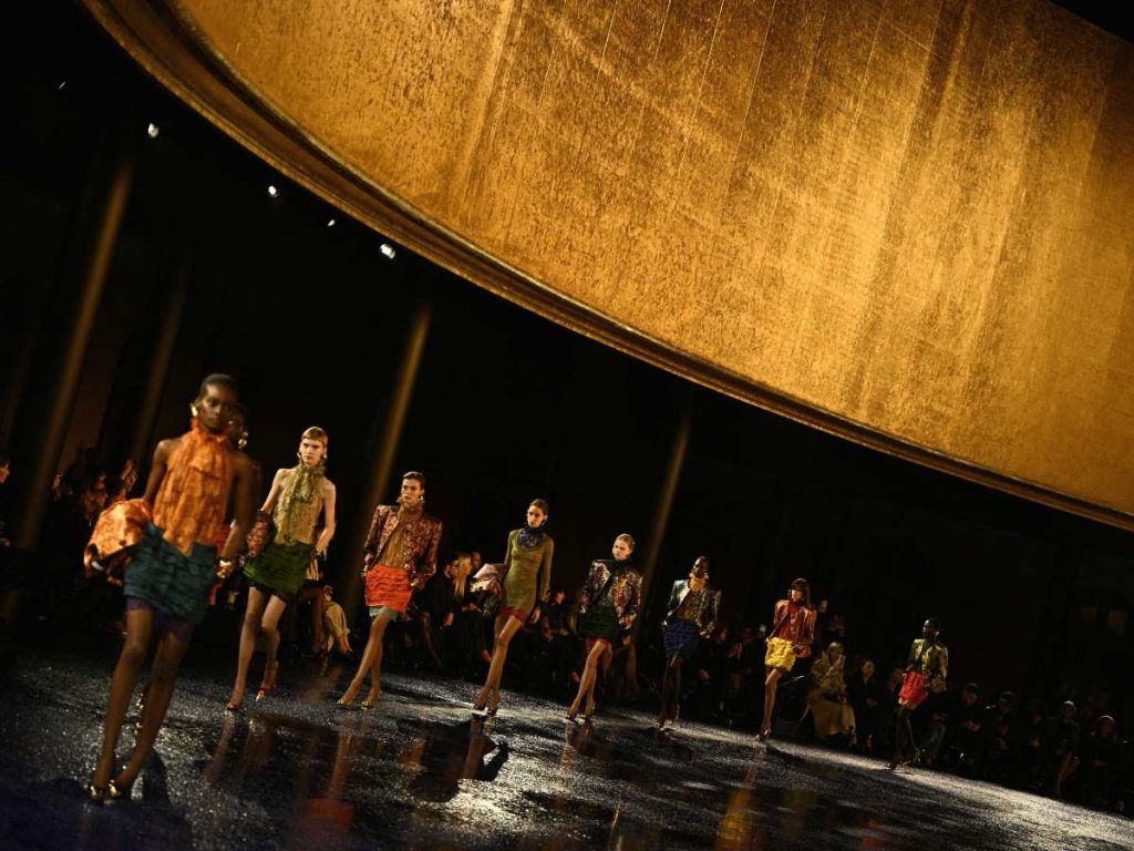 Saint Laurent consolidó bajo Anthony Vaccarello una estética reconocible y una fuerte influencia en la moda contemporánea. AFP/Thibaud Moritz