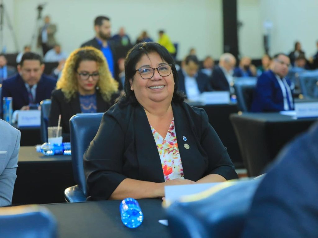 Sandra Yanira Martínez Tobar, reconocida meteoróloga salvadoreña con más de 40 años de trayectoria profesional y una de las primeras mujeres en ejercer esta disciplina en el país.