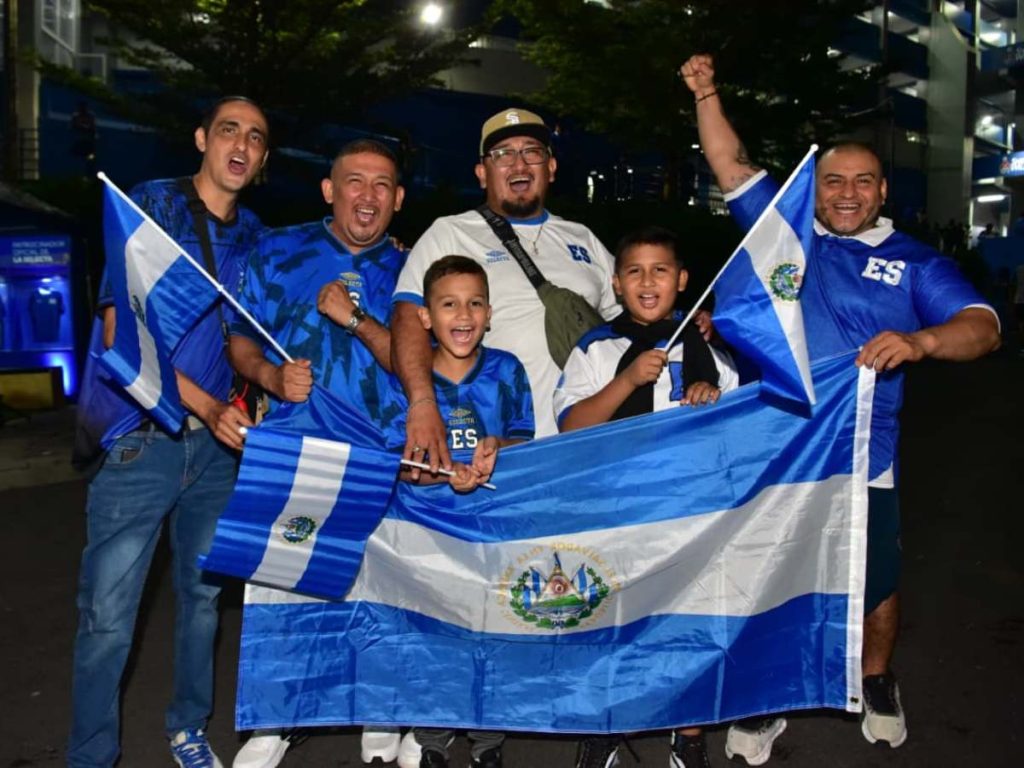 Julio ha llevado a sus hijos desde Acajutla