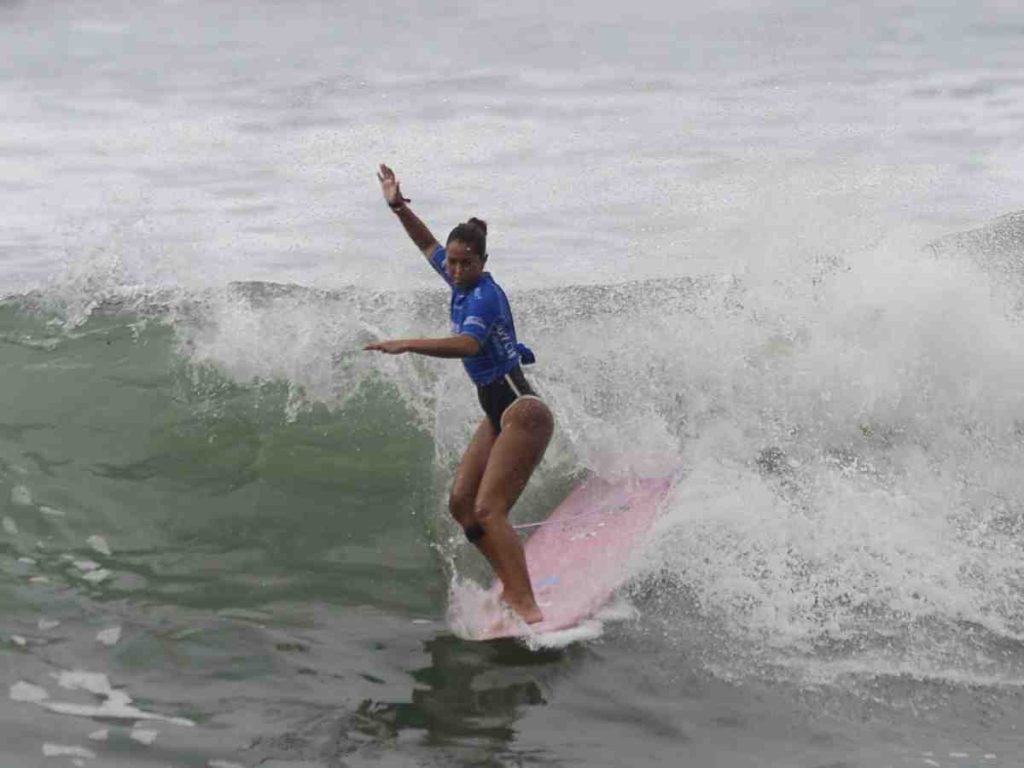 Surfista realizando maniobras sobre la cresta de una ola durante la jornada decisiva del torneo de longboard en la playa El Sunzal.