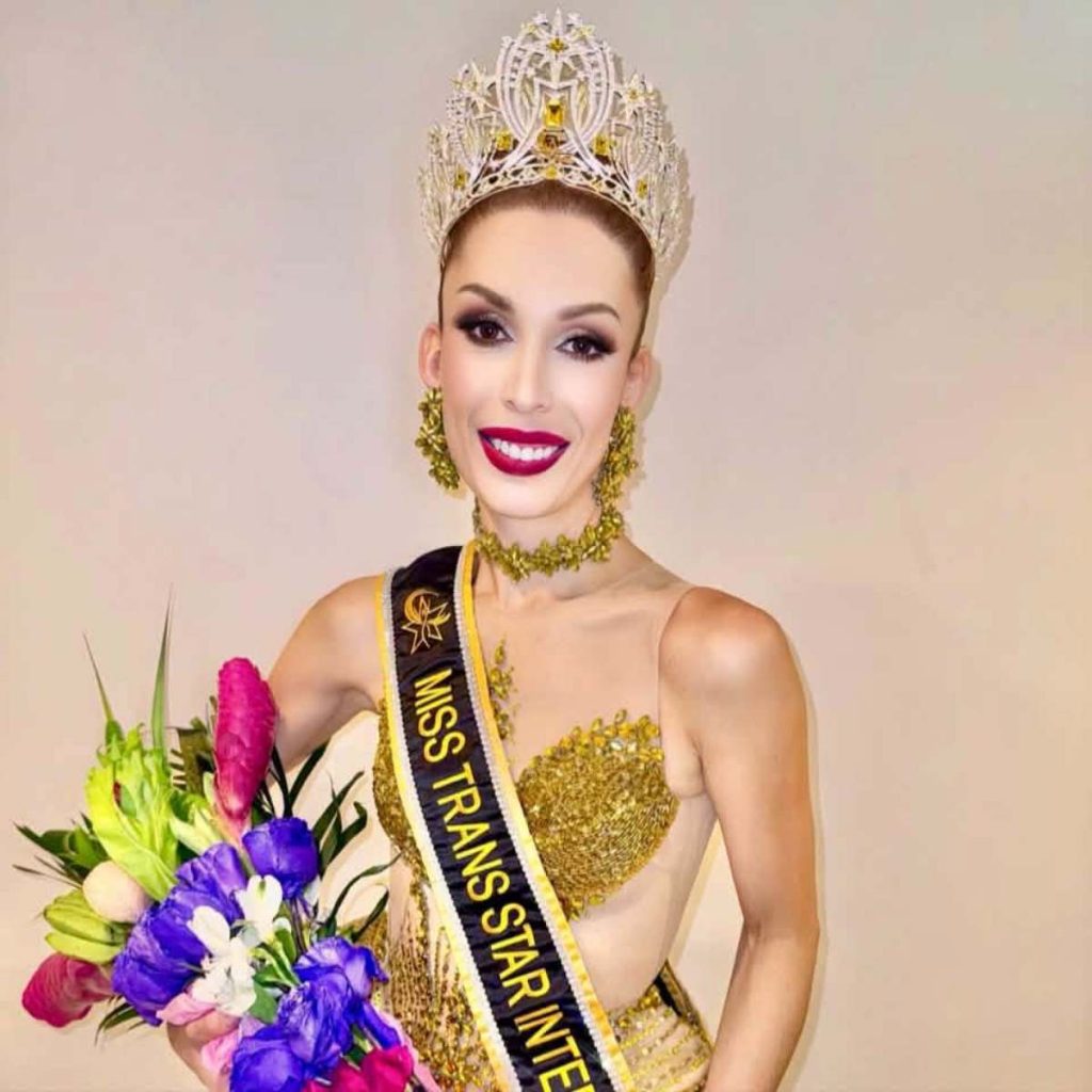 Luciendo su corona y un elegante vestido dorado, Tatiana Molina celebró uno de los triunfos más importantes de su trayectoria en los certámenes de belleza. Foto: Instagram.