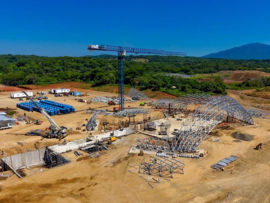 Grúas y maquinaria especializada elevan las piezas de acero que conformarán la cubierta de la terminal de pasajeros del Aeropuerto del Pacífico.