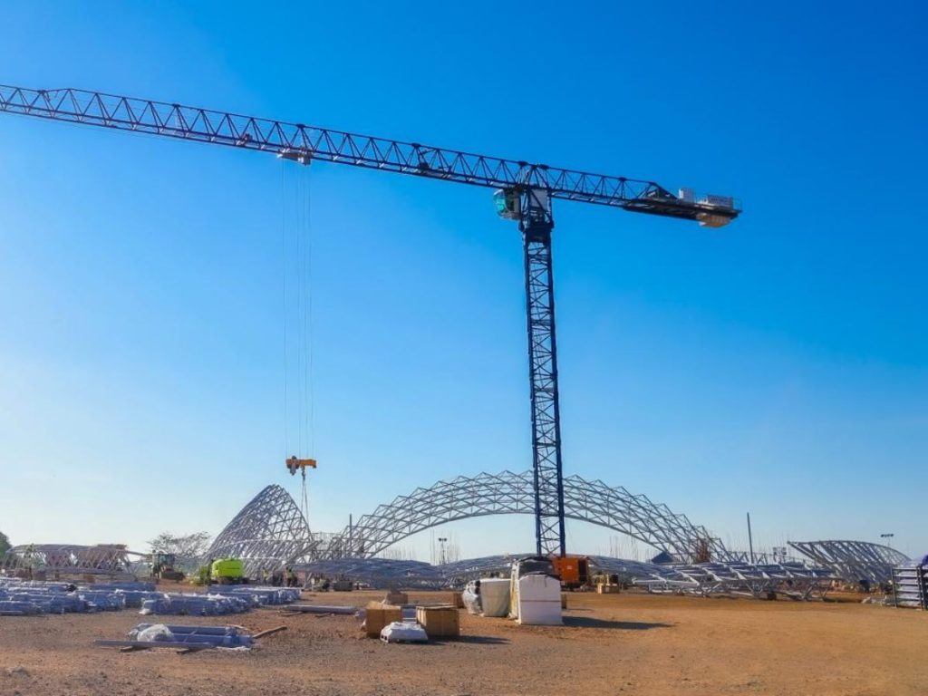 El montaje de estructuras metálicas continúa en la futura terminal aérea de Conchagua, La Unión, donde se desarrolla la primera fase del proyecto.