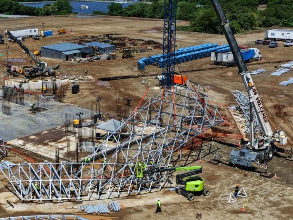 La construcción incluye labores de colocación y compactación de una plataforma de estacionamiento para aeronaves. Foto/ Secretaría de Prensa de la Presidencia