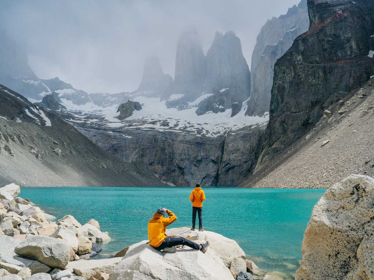 Las imponentes Torres del Paine, en la Patagonia chilena, ofrecen paisajes de montañas rocosas que atraen a viajeros y aventureros.