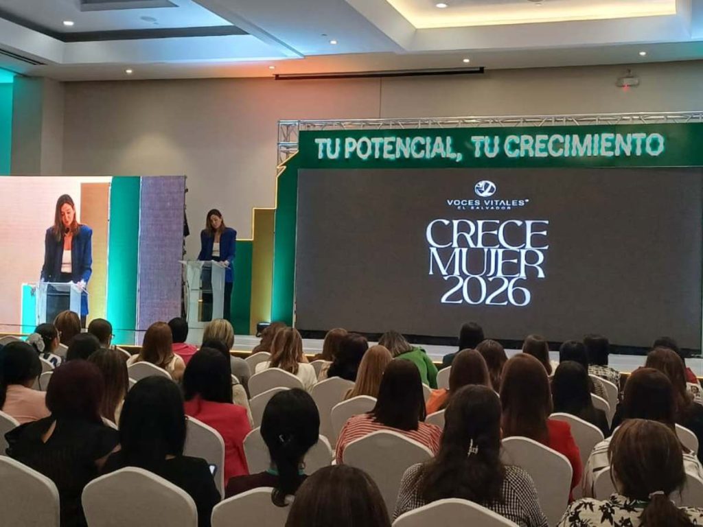 Gabriela Quirós, presidenta de Voces Vitales El Salvador, destacó la importancia de que más mujeres adquieran conocimientos para tomar decisiones sobre su futuro económico.