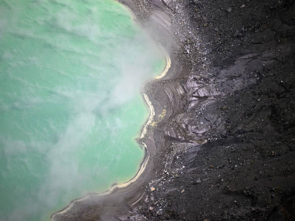 Panorámica de la cumbre del volcán Santa Ana a 2,381 metros de altura sobre el nivel del mar.